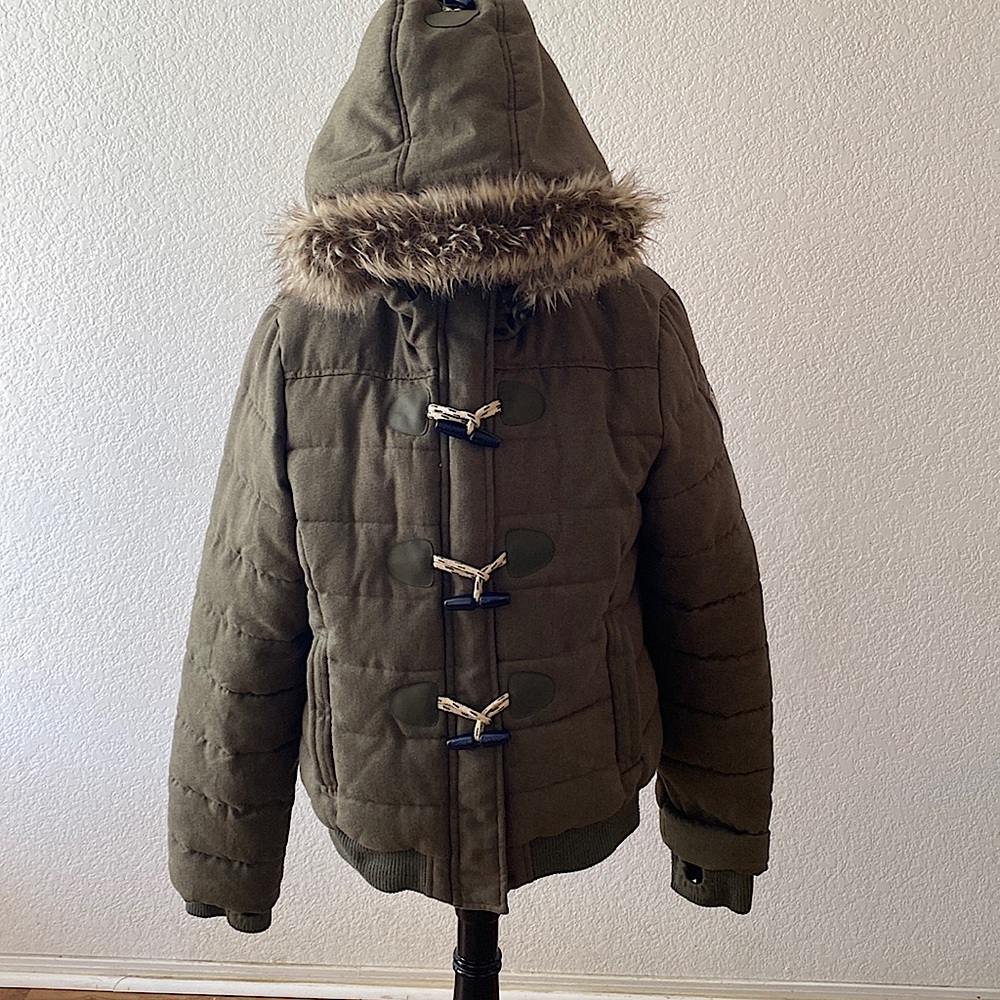 Extra large green snow jacket lightly worn looks brand new